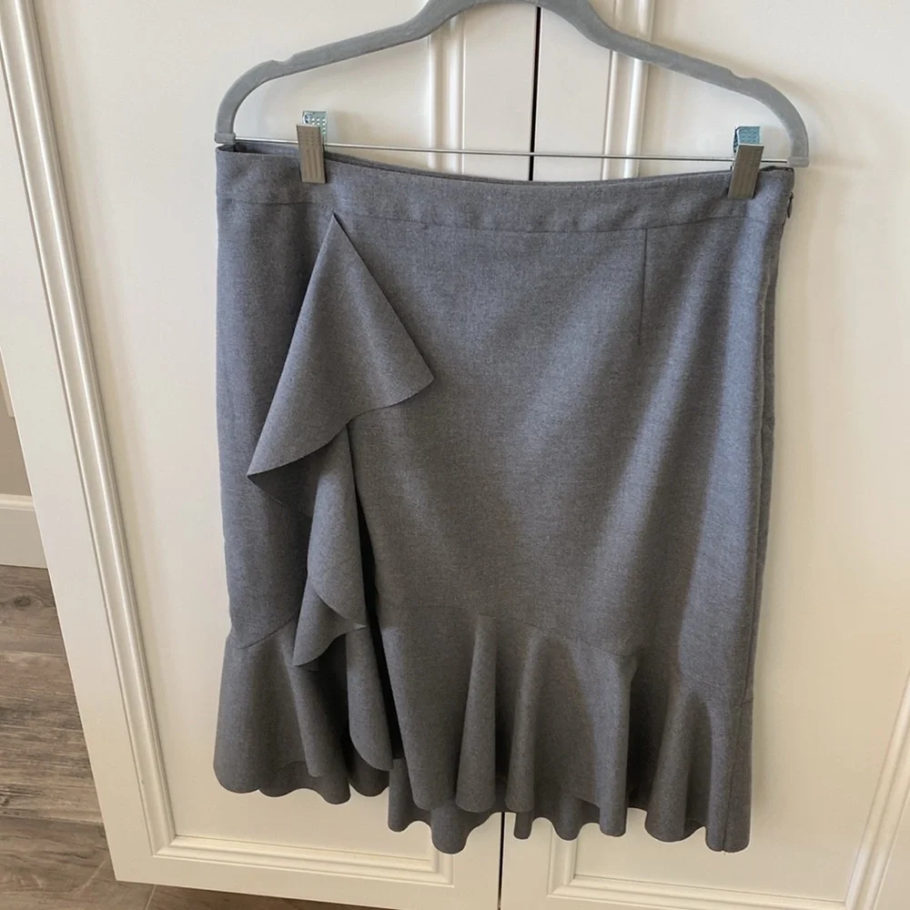 Banana Republic Women’s Gray Ruffle Hem Pencil Skirt size 10